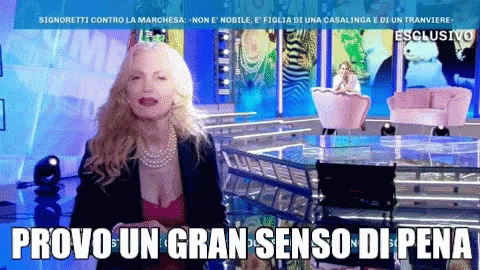 a woman in a red dress is on a television show and the words provo un gran senso di pena are above her