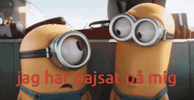 two minions wearing goggles with jag har bajsat på mig written on the bottom
