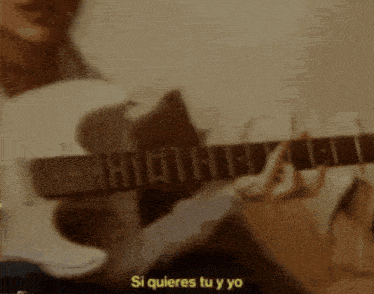 a blurry picture of a person playing a guitar with si quieres tu y yo written on the bottom