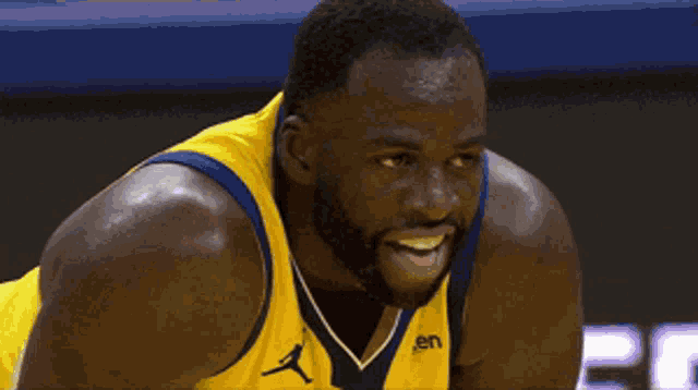 a basketball player wearing a yellow jersey that says en