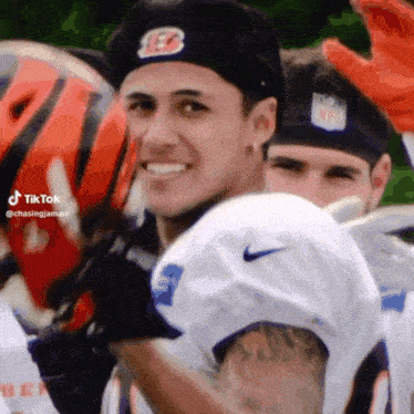 a football player wearing a headband with the letter e on it