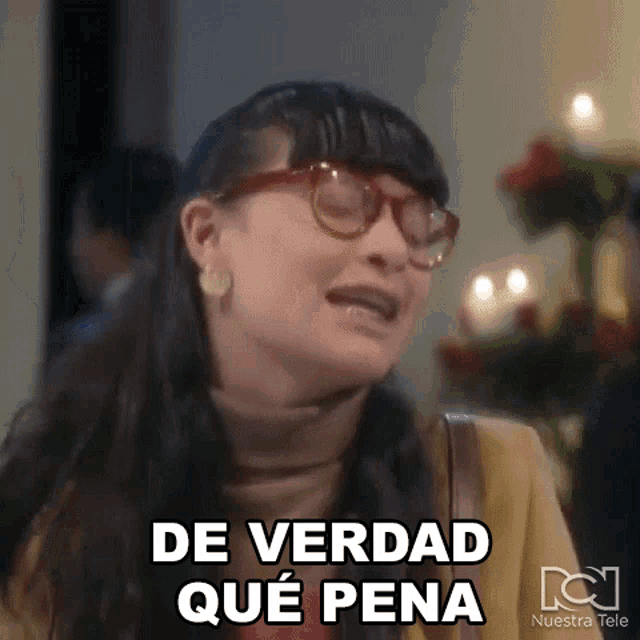 a woman wearing glasses is making a funny face and says de verdad que pena