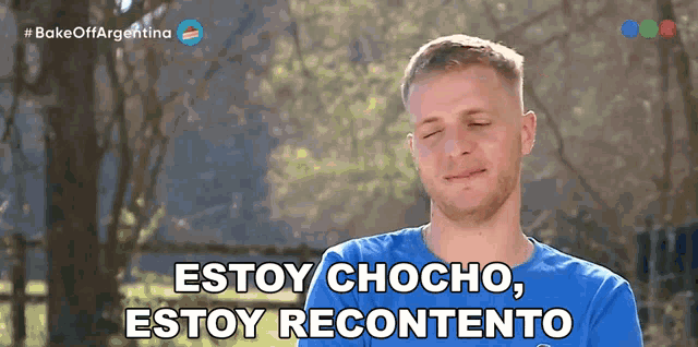 a man in a blue shirt says estoy chocho