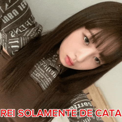 a girl taking a selfie with the words rei solamente de cata below her