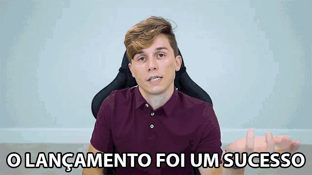a man sitting in a chair with the words o lançamento foi um sucesso written below him