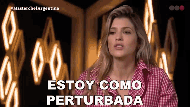 a woman in a plaid shirt says estoy como perturbada in spanish