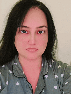 a woman is wearing a grey shirt with white polka dots
