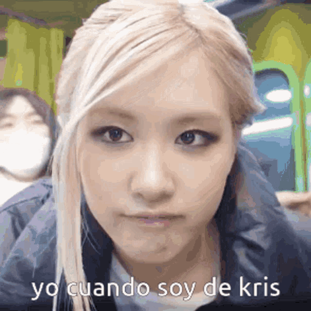 a close up of a woman 's face with the words yo cuando soy de kris written below her