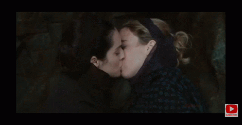 Lesbian Kiss GIF - Lesbian Kiss Portrait De La Jeune Fille En Feu GIFs