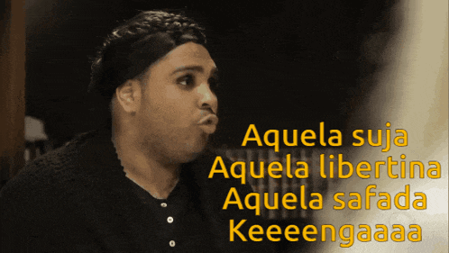 a man making a funny face with a caption that says aquela suja