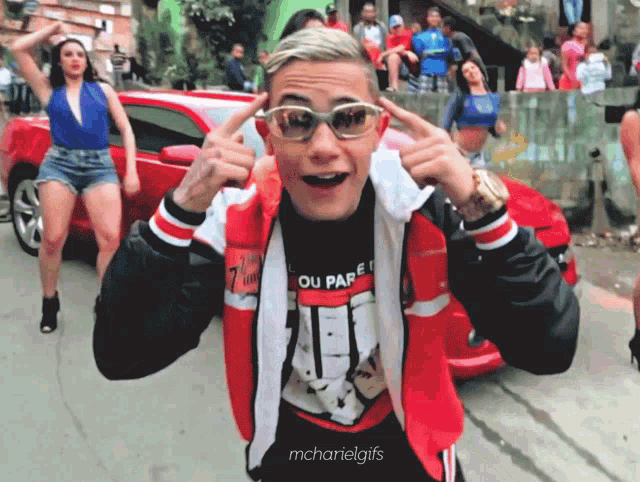 a man wearing sunglasses and a t-shirt that says ou pare