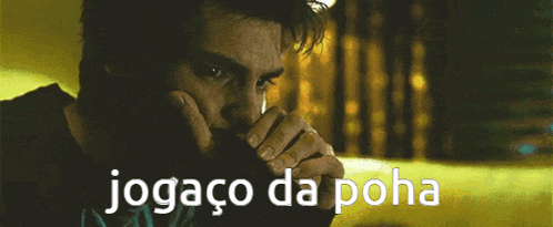 a man covering his mouth with his hand and the words jogaco da poha written on the bottom