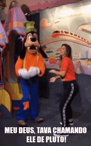 a woman is standing next to a goofy mascot with a caption that says meu deus tava chamando ele de pluto