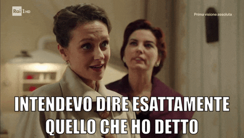two women standing next to each other with the words intendevo dire esattamente quello che ho detto below them