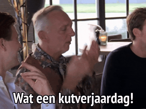 a man applauds while another man says wat een kutverjaardag