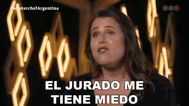 a woman says el jurado me tiene miedo in front of some lights