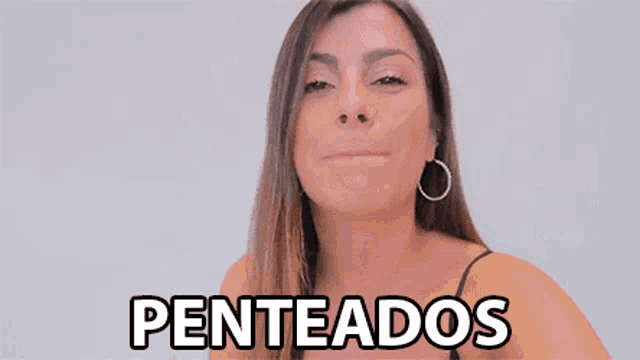 a woman is smiling and the word penteados is on the screen