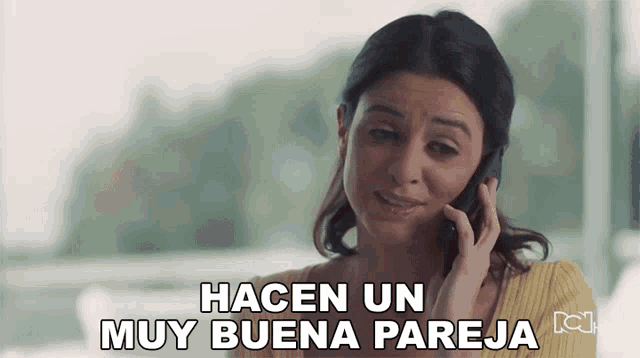 a woman talking on a cell phone with the words hacen un muy buena pareja written below her