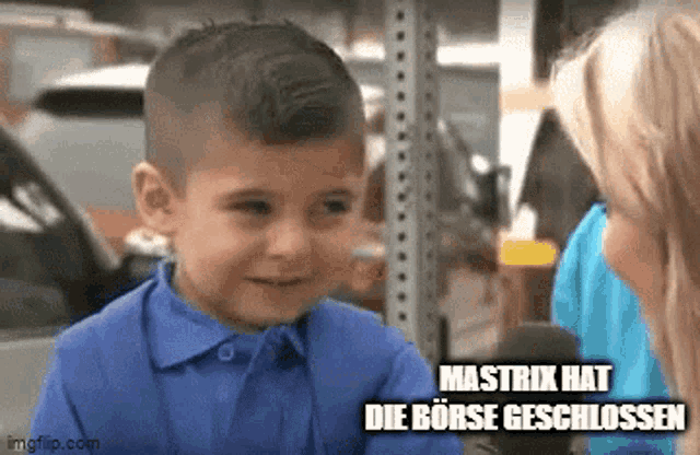 a young boy in a blue shirt is talking to a woman in front of a microphone and says mastrix hat die borse geschlossen