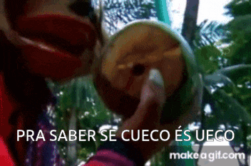 a person is holding a coconut with the words pra saber se cueco es ueco written below it