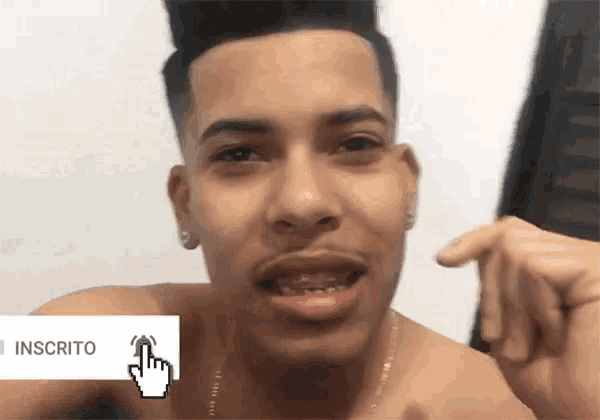 a shirtless man with braces on his teeth is making a funny face with a hand pointing to the word inscrito
