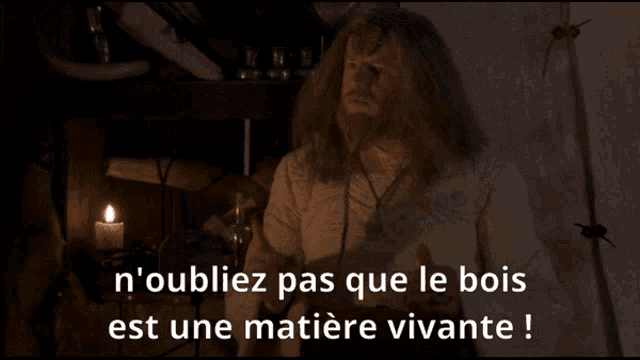 a man with long hair and a beard says " n'oubliez pas que le bois est une matière vivante "