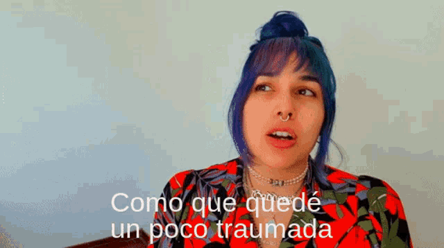 a woman with purple hair says " como que quedé un poco traumada "