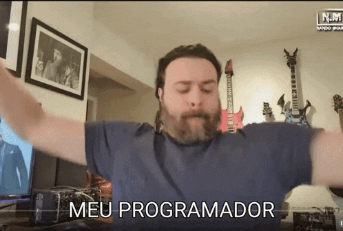 a man with his arms outstretched and the words meu programador written below him