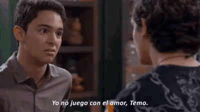 two young men are talking to each other and one of them says yo no juego con el amor