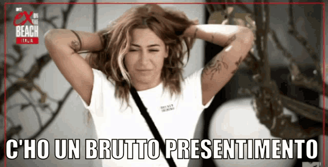 a woman in a white shirt with the words c'ho un brutto presentimento