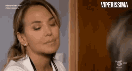 a woman in a white lab coat with a stethoscope around her neck and the words viperissima on the bottom of the screen