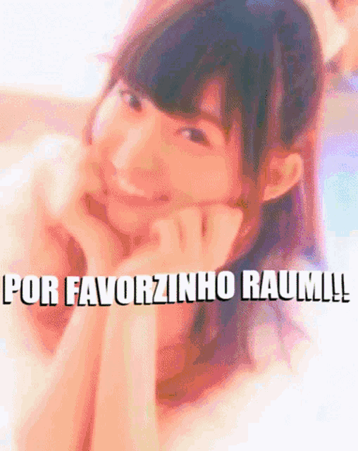 a picture of a girl with the words por favorzinho raumi written on it