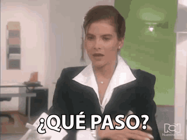 a woman in a suit and white shirt says qué paso