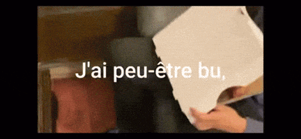 a person holding a piece of paper that says j'ai peu-être bu