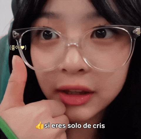 a woman wearing clear glasses giving a thumbs up with the words si eres solo de cris below her