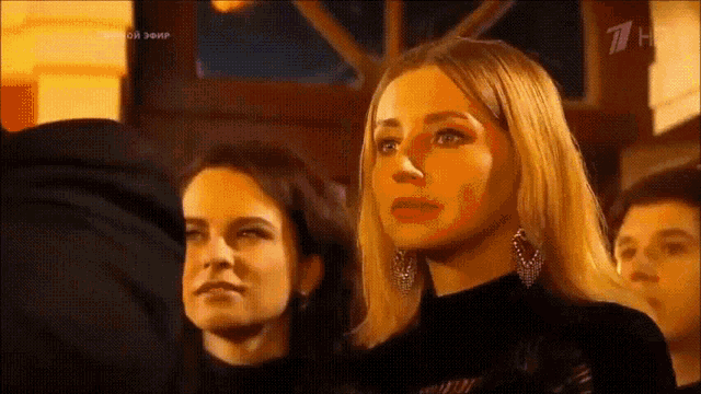 a group of people are watching a show with the number 7 on the bottom right corner