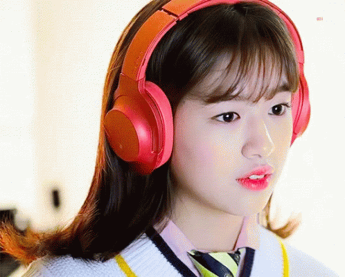 Ahn Yujin GIF - Ahn Yujin Listening To Music GIFs