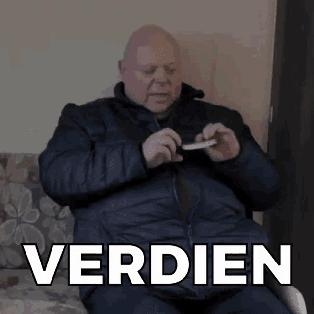 a man sitting on a couch with the word verdien on the bottom right