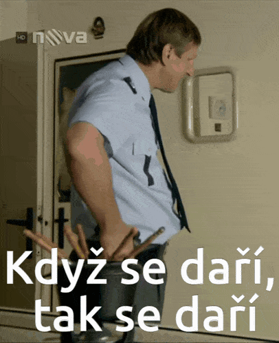 a man in a blue shirt and tie is holding a pot with the words " kdyz se dari tak se dari " below him