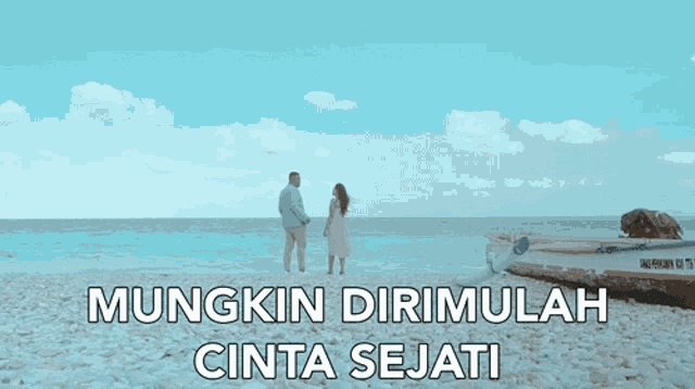 a man and woman standing on a beach with the words mungkin dirimulah cinta sejati above them