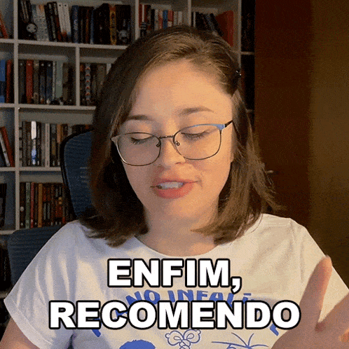 a woman wearing glasses and a white shirt that says enfim, recommendo