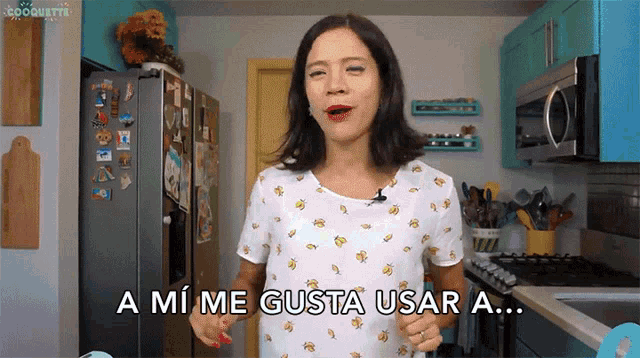 a woman in a white shirt says " a mi me gusta usar a "