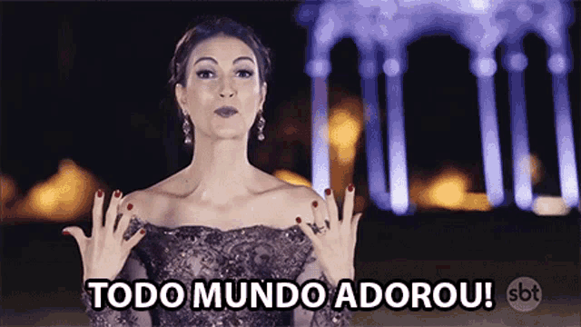 a woman in a black dress says todo mundo adorou sbt