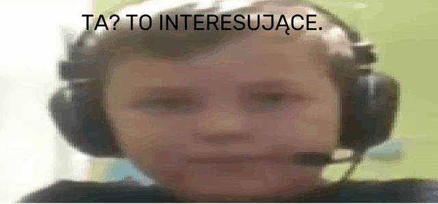a blurry picture of a boy wearing headphones with the words ta to interesujace written below him