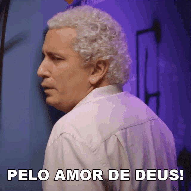 a man with white curly hair says " pelo amor de deus "