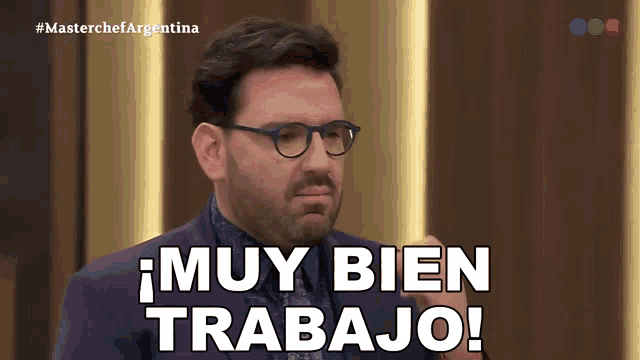 a man wearing glasses and a purple suit says muy bien trabajo