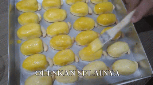Oleskan Selainya GIF - Oles Kue Nastar Nastar Cake GIFs