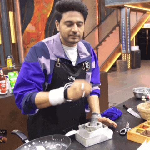 a man wearing a black apron that says ' gori ' on it