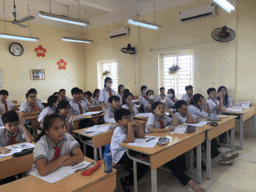 a classroom with a clock on the wall that says duan