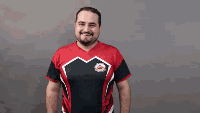 a man wearing a red and black shirt with a logo on the front that says ' thunder '